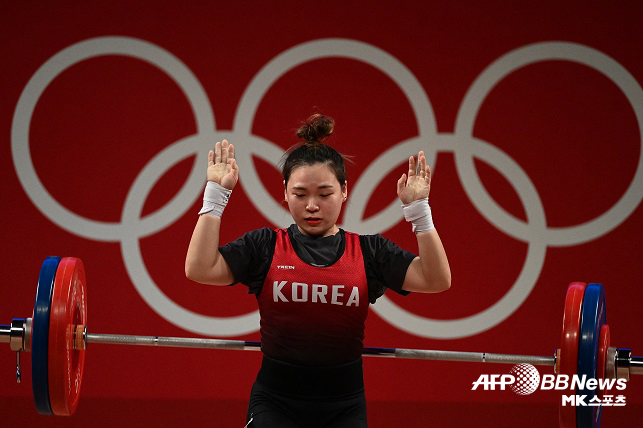 함은지rk 26일 일본 도쿄의 국제포럼에서 열린 2020 도쿄올림픽 여자역도 55kg급 결선에서 7위에 올랐다. 사진=AFPBBNews=News1