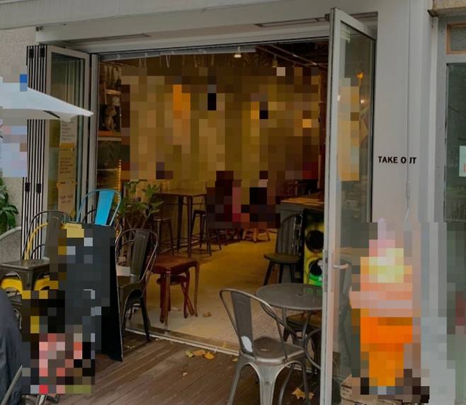 26일 서울 마포구의 한 카페가 에어컨을 튼 채 문을 열어두고 있다. /사진=임소연 기자.