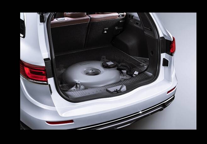 QM6 LPe는 트렁크 바닥에 LPG 도넛탱크를 탑재 공간 침해가 거의 없으며 3세대 LPLi 방식 엔진을 적용해 주행 성능은 물론 겨울철 시동불량 우려도 해소한 게 특징. /사진제공=르노삼성자동차