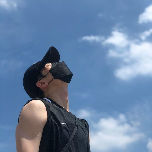 Victon han seung-woo did a sister Han Sun-hwa and Climbing ahead of his military enlistment.Han Seung-woo posted several photos on July 26 with his article The Line to Die after tagging the account of sister Han Sun-hwa on his instagram.In the open photo, Hansung-woo climbed the top of Inwang Mountain wearing a white T-shirt, a black hat and a mask.Han seung-woo, who climbed the mountain in the heat, eventually could not stand the heat and took off his white T-shirt, and the black T-shirt he was wearing inside showed sweating so wet.Earlier, Han Sun-hwa also wrote on his Instagram page, I was breathless and had a few times, but I was able to take a picture with a calm wind and a big numbness, and I packed it with a cool noodle and prepare for dinner.Have a cool weekend, Climbing is Nono in this heat, I am sorry for the big sister. He released his brother Han Seung-woo and his certification shot to the top of the mountain.