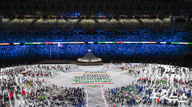 23일 올림픽 스타디움(신국립경기장)에서 열린 2020도쿄올림픽 개회식에서 선수단 입장이 진행되고 있다. 올림픽사진공동취재단