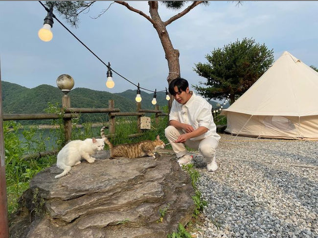 Actor Lee Sang-yeob has shared a relaxed current situation.Lee Sang-yeob posted a photo on her social media with Cat on Wednesday.In the public photos, Lee Sang-yeob is wearing a white shirt and giving out churns to Cats, which features Lee Sang-yeobs cute pose and warm charm.Lee Sang-yeobs Friendly side shines.Lee Sang-yeob is loved as an all-round entertainer by appearing in MBC drama Not Crazy as well as Six Sense 2 which is being aired recently