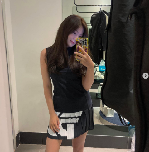 Group Apink member Oh Ha-young thrilled fans with cute mirror selfieOh Ha-young posted a picture on his Instagram on the 26th with a short article called Girssel.Oh Ha-young, in the photo, is standing in front of a mirror with his cell phone. She is beautiful with a smile.Especially, fans are responding that they are witty inferring the word mirror selfie from the word gussel.Meanwhile, Oh Ha-young recently appeared in the web drama Love Start. (Score).Oh Ha-young Instagram