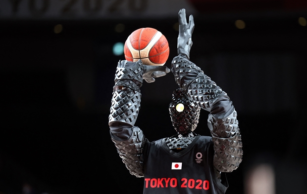 25일 도쿄올림픽 경기장에는 프로 선수 못지 않은 ‘로봇 선수’가 등장했다./AFP연합뉴스