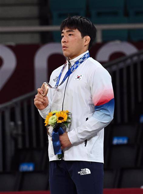 26일 일본 도쿄 지요다구 무도관에서 열린 도쿄올림픽 유도 남자 73kg급 시상식에서 안창림이 동메달을 받고 있다. 2021.7.26 도쿄=올림픽사진공동취재단