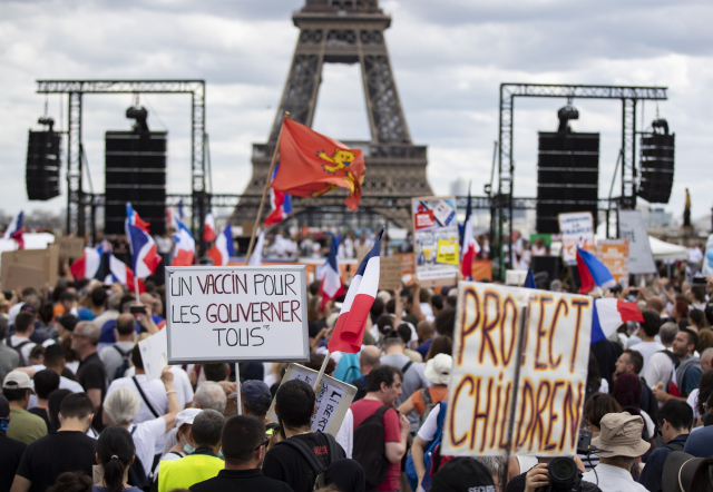 지난 24일(현지시간) 프랑스 파리 에펠탑 인근 트로카데로 광장에 모인 수 만 명의 시위대가 코로나19 백신에 반대하는 시위를 벌이고 있다. 이들은 “마크롱 퇴진” 등 구호를 외쳤다. /EPA연합뉴스