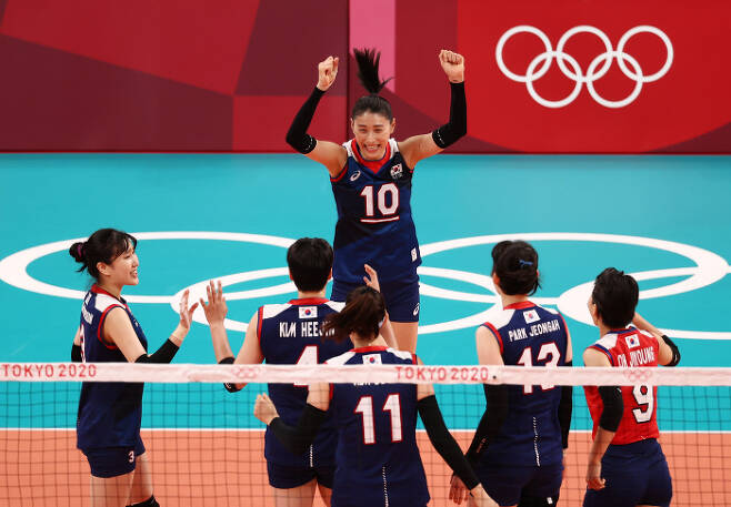 한국 여자배구대표팀 김연경(가운데)이 25일 일본 도쿄 아리아케 아레나에서 열린 2020 도쿄올림픽 여자배구 브라질과 예선전에서 득점한 후 동료들과 기뻐하고 있다.  도쿄|연합뉴스