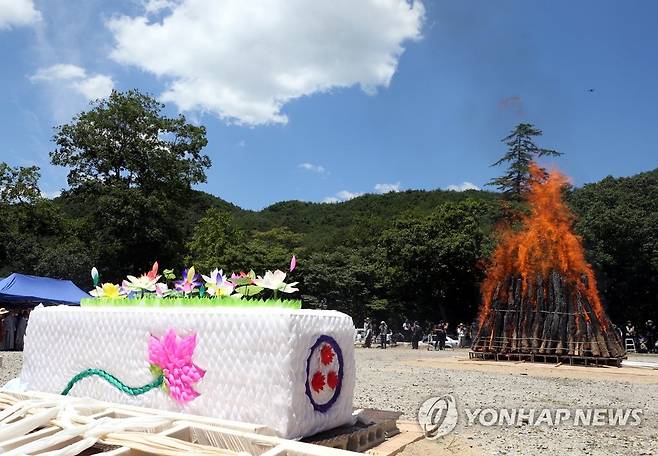 월주스님 다비식 엄수 (전주=연합뉴스) 나보배 기자 = 26일 전북 김제 금산사 다비장 연화대에서 월주스님 다비식이 거행되고 있다. 스님들과 신도들은 무더위 속에서도 태공당 월주 대종사의 마지막 가는 길을 지켜봤다. 2021.7.26 warm@yna.co.kr