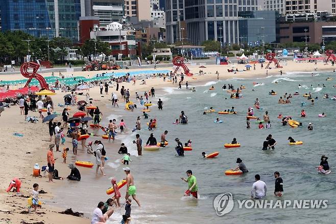 해운대해수욕장 찾은 피서객 [연합뉴스 자료사진]