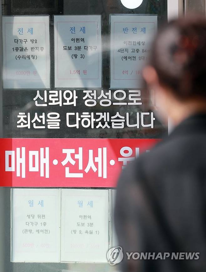 임대차법 1년, 전세 안정? (서울=연합뉴스) 홍해인 기자 = 23일 서울의 한 부동산중개업소에 전·월세, 매매 정보가 부착돼 있다. 
    정부는 임대인의 주거 안정과 임대차 시장의 투명성을 높이기 위해 작년 7월 계약갱신청구권과 전월세상한제를 도입하고 올해 6월부터 임대차 신고제를 시행했다. 
    국토교통부는 서울 25개 자치구에서 전·월세 시장을 대표하는 4개 단지를 선정해 총 100곳을 대상으로 분석한 결과 임대차 계약 갱신율이 법 시행 1년 전 평균 57.2%에서 시행 후 77.7%로 상승한 것으로 나타났다.
    지역별로는 서초(80.0%), 송파(78.5%), 강동(85.4%), 서대문(82.6%), 은평(78.9%), 중랑구(78.9%) 등에서 높은 갱신율을 보였다. 2021.7.23 hihong@yna.co.kr