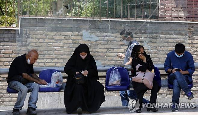 마스크 쓴 이란 수도 테헤란 시민들 [EPA=연합뉴스 자료사진]
