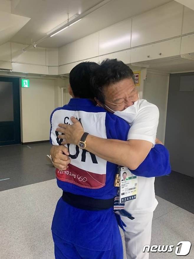 최윤 대한민국 선수단 부단장(OK금융그룹회장)과 안창림이 26일 동메달 결정전이 끝난 뒤 뜨겁게 포옹하고 있다. (대한체육회 제공) © 뉴스1