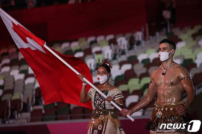 3연속 통가 기수로 활약한 타우파토푸아.  © AFP=뉴스1