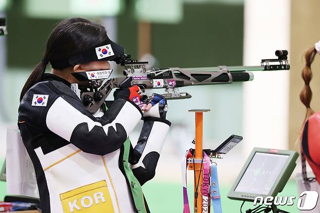 대한민국 사격 권은지가 24일 오전 일본 도쿄 아사카 사격장에서 열린 '2020 도쿄올림픽' 사격 10m 공기소총 여자본선 경기에서 사격을 하고 있다. 2021.7.24/뉴스1 © News1 이재명 기자