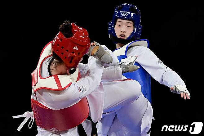 한국 태권도 대표팀 이다빈(오른쪽)이 27일 2020 도쿄 올림픽 태권도 여자 67㎏ 초과급 4강전에서 발차기를 하고 있다 © AFP=뉴스1