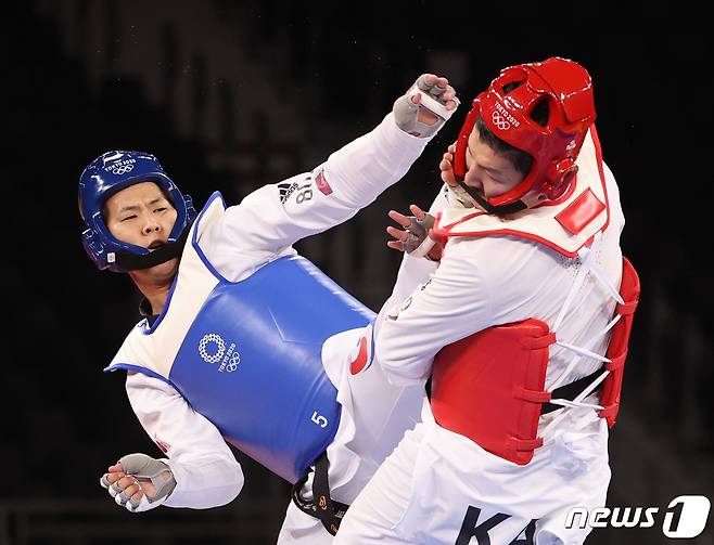 태권도 인교돈이 27일 오후 일본 지바현 마쿠하리 메세 A홀에서 열린 '2020 도쿄올림픽' 80kg 급 남자 태권도 8강전에서 카자흐스탄의 러슬란 자파로프 상대로 공격을 하고 있다. 2021.7.27/뉴스1 © News1 송원영 기자