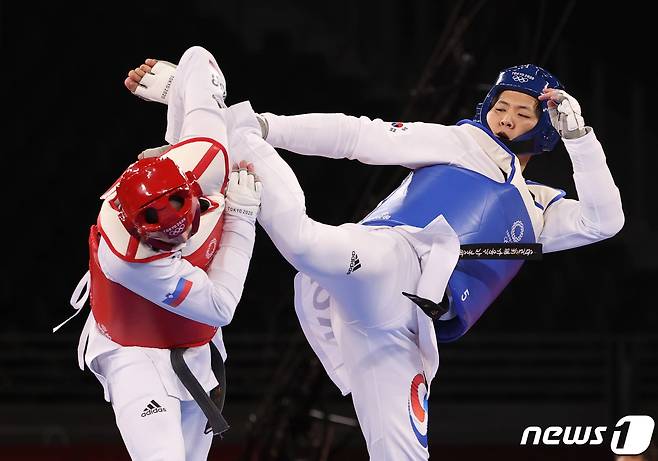 태권도 인교돈이 27일 오후 일본 지바현 마쿠하리 메세 A홀에서 열린 '2020 도쿄올림픽' 80kg 급 남자 태권도 동메달 결정전에서 슬로베니아의 이반 트로즈코비치와 승부를 겨루고 있다. 2021.7.27/뉴스1 © News1 송원영 기자