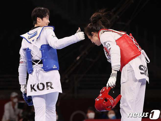 태권도 이다빈이 27일 오후 일본 지바현 마쿠하리 메세 A홀에서 열린 '2020 도쿄올림픽' 67kg급 여자 태권도 결승전에서 세르비아의 밀리차 만디치의 경기에서 엄지를 치켜세우고 있다. 이날 경기에서 이다빈은 패해 은메달을 획득했다. 2021.7.27/뉴스1 © News1 송원영 기자