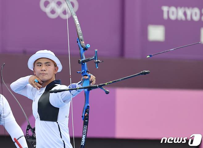 양궁 김제덕이 26일 일본 도쿄 유메노시마 공원 양궁장에서 열린 2020 도쿄올림픽 양궁 남자단체전 8강에서 활을 쏘고 있다.2021.7.26/뉴스1 © News1 송원영 기자