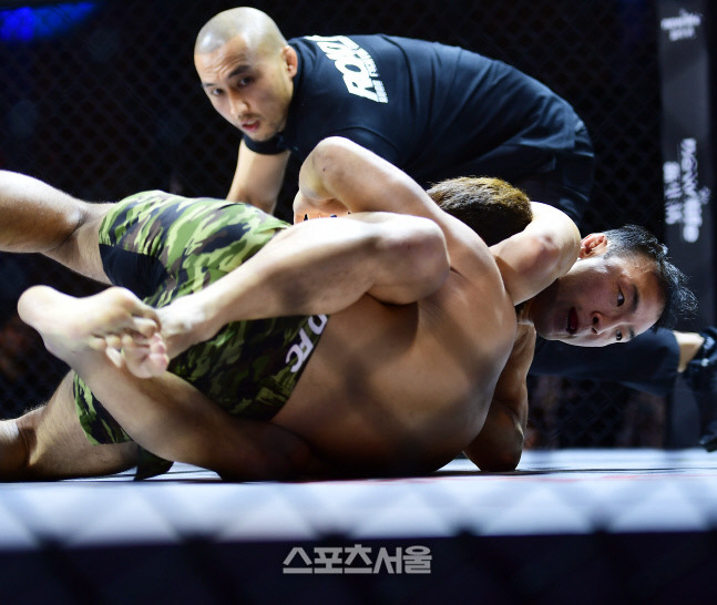 김수철이 2019년 12월에 열린 ROAD FC 057 그래플링 스페셜 매치에서 일본의 타쿠미를 초크로 공격하고 있다. 이주상기자 rainbow@sportsseoul.com