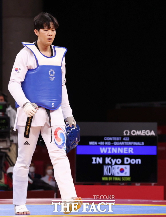 인교돈(파란색)이 27일 일본 지바 마쿠하리 메세 A홀에서 열린 도쿄올림픽 남자 태권도 +80kg급 카자흐스탄의 제파로프와의 8강 경기에서 승리를 거둔 뒤 이동하고 있다. /뉴시스