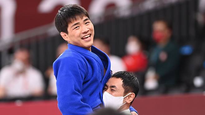 남자 유도 국가대표 안창림이 26일 일본 도쿄 지요다구 일본 무도관에서 열린 유도 남자 73㎏급 동메달 결정전에서 아제르바이잔의 오르조브 루스탐을 꺾은 뒤 송대남 코치와 함께 기뻐하고 있다. /도쿄=이태경 기자