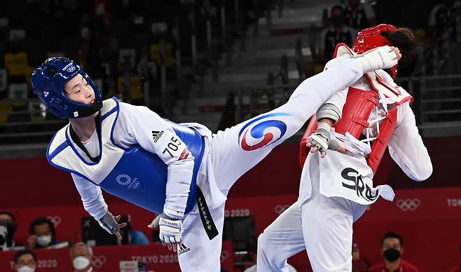 27일 일본 마쿠하리 메세홀에서 열린 도쿄올림픽 여자 태권도 67㎏ 초과급 결승에서 한국 이다빈이 세르비아 밀리차 만디치와의 경기에서 발차기를 하고 있다. 2021. 7. 27 /이태경기자