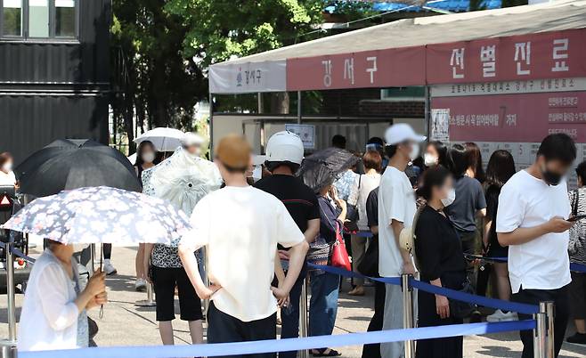 지난 22일 오전 서울 강서구 보건소 선별진료소가 검사를 받으려는 시민들로 붐비고 있다. / 연합뉴스