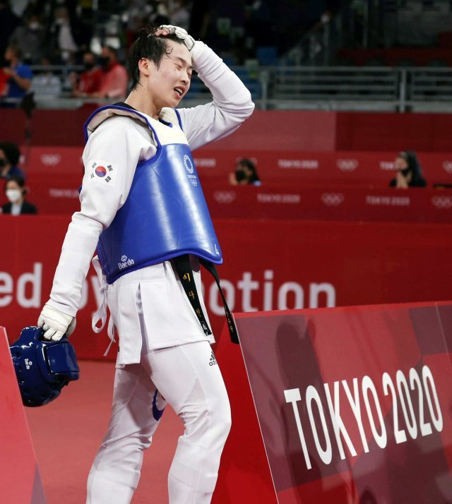 이영환 기자 = 대한민국 태권도 대표 이다빈이 27일 오후 일본 지바 마쿠하리 메세 A홀에서 열린 도쿄올림픽 여자 태권도+67kg급 결승에서 세르비아 만디치와 경기에서 패한 후 아쉬워 하고 있다. ﻿[지바(일본)=뉴시스]