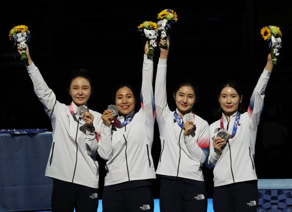 대한민국 펜싱 여자 대표팀 최인정, 강영미, 송세라, 이혜인이 27일 오후 일본 지바 마쿠하리 메세B홀에서 열린 도쿄올림픽 펜싱 여자 에페 단체전 결승전 에스토니아와의 경기에서 은메달을 따낸 뒤 시상식에서 기념촬영을 하고 있다. 뉴시스