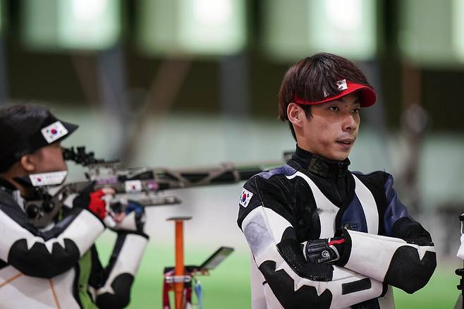 남태윤(오른쪽)이 27일 일본 도쿄 아사카 사격장에서 열린 10ｍ 공기소총 혼성 단체전 동메달 결정전에서 권은지의 격발을 지켜보고 있다. 도쿄/AP 연합뉴스