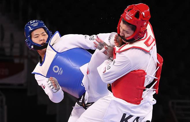 인교돈이 27일 일본 마쿠하리 메세홀에서 열린 도쿄올림픽 남자 태권도 80㎏ 초과급 8강에서 발차기 공격을 하고 있다. 도쿄/연합뉴스