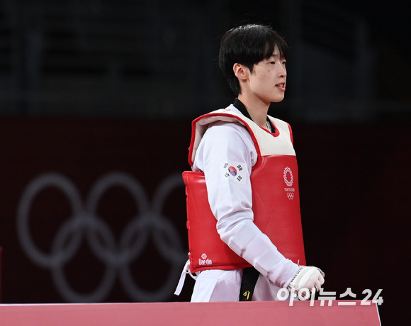 한국 태권도 이다빈이 27일 일본 지바 마쿠하리 메세홀A에서 열린 2020 도쿄올림픽 태권도 여자 67㎏ 초과급 8강에서 도미니카공화국의 캐서린 로드리게스 페게로를 제압하고 준결승에 진출했다. 경기 시작 전 주먹 쥐며 입장하는 이다빈.