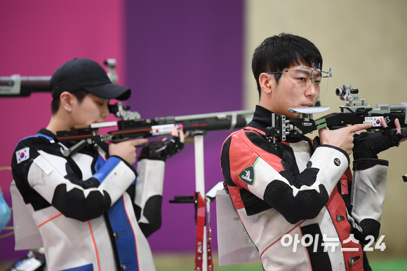 한국 사격 김상도와 박희문이 27일 오후 도쿄 아사카 사격장에서 진행된 2020 도쿄올림픽 10ｍ 공기소총 혼성 단체전 본선 1차전에 출전해 아쉬워하고 있다. 김상도와 박희문은 합계 623.3점을 기록해 2차전 진출에 실패했다.