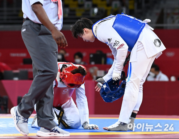 한국 태권도 이다빈이 27일 일본 지바 마쿠하리 메세홀A에서 열린 2020 도쿄올림픽 태권도 여자 67㎏ 초과급 4강에서 영국의 비안카 워크던를 제압하고 결승에 진출했다. 패배한 상대 선수에게 위로 인사를 건내는 이다빈.