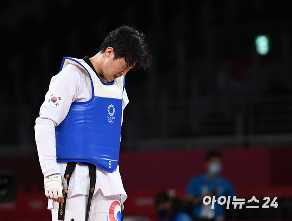 한국 태권도 인교돈이 27일 일본 지바 마쿠하리 메세홀A에서 열린 2020 도쿄올림픽 태권도 남자 80㎏ 초과급 4강에서 북마케도니아의 조르제브스키에게 패배하고 아쉬워하고 있다.