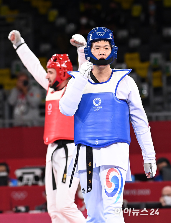 한국 태권도 인교돈이 27일 일본 지바 마쿠하리 메세홀A에서 열린 2020 도쿄올림픽 태권도 남자 80㎏ 초과급 4강에서 북마케도니아의 조르제브스키에게 패하고 아쉬워하고 있다.