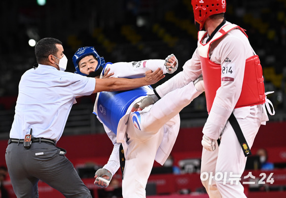 한국 태권도 인교돈이 27일 일본 지바 마쿠하리 메세홀A에서 열린 2020 도쿄올림픽 태권도 남자 80㎏ 초과급 4강에서 북마케도니아의 조르제브스키에게 패했다. 인교돈이 경기에 임하고 있다.