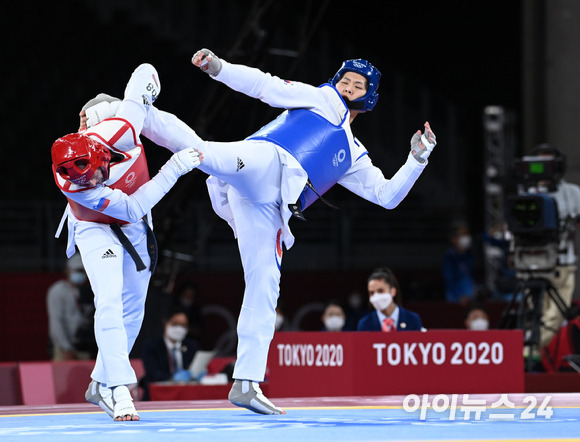 한국 태권도 인교돈이 27일 일본 지바 마쿠하리 메세홀A에서 열린 2020 도쿄올림픽 태권도 남자 80㎏ 초과급 동메달결정전에서 슬로베니아 트라즈코비치를 제압하고 동메달을 차지했다. 인교돈이 공격을 하고 있다.