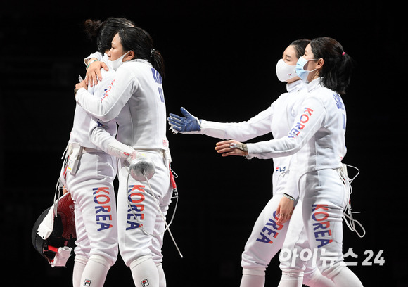 한국 펜싱 최인정, 강영미, 송세라, 이혜인이 27일 오후 일본 지바 마쿠하리 메세B홀에서 열린 2020 도쿄올림픽 펜싱 여자 에페 단체전 결승전 대한민국과 에스토니아의 경기에서 은메달을 따낸 후 포옹을 하고 있다.