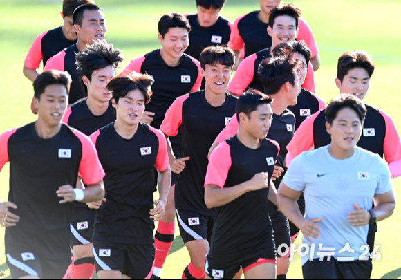 2020 도쿄 올림픽에 출전 중인 대한민국 올림픽 축구대표팀이 27일 일본 요코하마 호도가야파크 사커필드에서 훈련을 하고 있다.