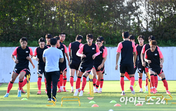 2020 도쿄 올림픽에 출전 중인 대한민국 올림픽 축구대표팀이 27일 일본 요코하마 호도가야파크 사커필드에서 훈련을 하고 있다.