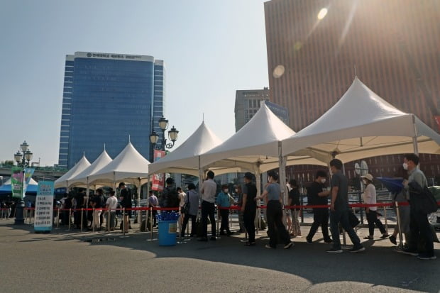 27일 오전 서울 중구 서울역광장에 마련된 신종 코로나바이러스 감염증(코로나19) 임시선별진료소에서 시민이 검사를 기다리고 있다. /사진=뉴스1