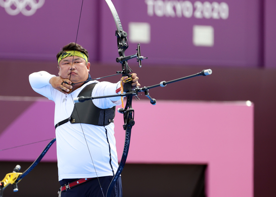 Oh Jin-hyek draws his bow back, aiming for the bull's eye at the men's team semifinal match against Japan at the 2020 Summer Olympics on Monday at Yumenoshima Park Archery Field in Tokyo. [ AP/YONHAP]