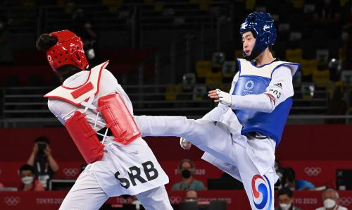 이다빈이 27일 일본 지바 마쿠하리 메세A홀에서 열린 2020 도쿄올림픽 태권도 여자 67㎏초과급 결승에서 세르비아의 밀리차 만디치에게 공격을 성공시키고 있다. 지바=김지훈 기자