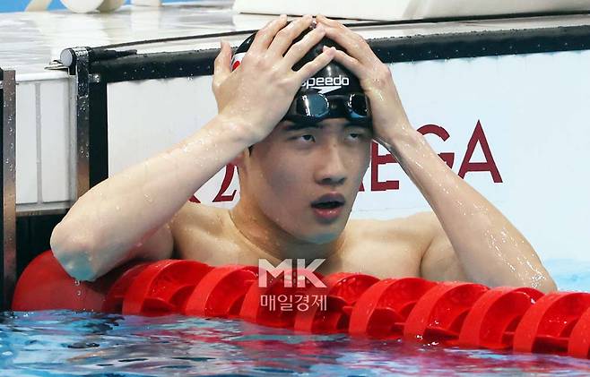 황선우가 27일 일본 도쿄 아쿠아틱스 센터에서 열린 남자 자유형 200m 결승에서 경기를 마친 뒤 기록을 보고있다. 2021.7.27.  [도쿄/한주형기자]