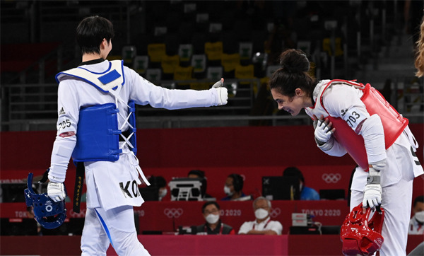 27일 태권도 국가대표 이다빈(왼쪽)이 2020 도쿄올림픽 태권도 여자 67㎏ 초과급 결승에서 패한 뒤 승자인 세르비아의 밀리차 만디치에게 엄지를 들어보이고 있다. [올림픽사진공동취재단]