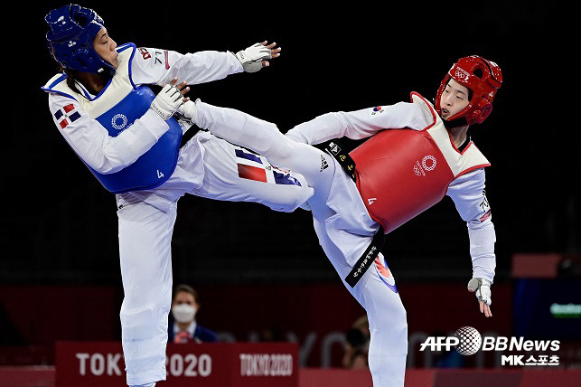 이다빈(오른쪽)이 27일 일본 지바 마쿠하리 메세홀에서 열린 2020 도쿄올림픽 여자 태권도 67kg 8강전에서 도미니카공화국의 로드리게스 페구에로(30)를 꺾고 준결승에 진출했다. 사진(일본 도쿄)=AFPBBNEWS=NEWS1