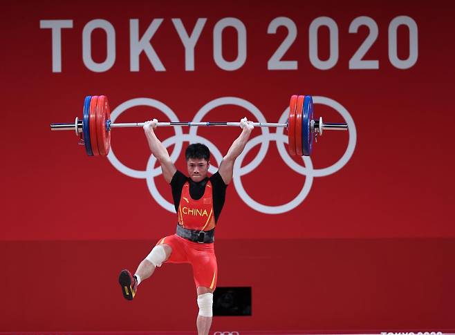 중국의 한 선수가 한쪽 다리를 든 채 166kg 역기를 들어 올려 금메달을 차지했다. /사진제공=신화/뉴시스