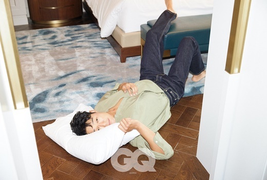 Actor Park Sung-woong has emanated a profound appeal.Fashion magazine GQ released an August issue photo with Park Sung-woong.In the public picture, Park Sung-woong has completed a dandy feeling different from the existing picture with various playful appearances in a comfortable mood.He created a summer vacation look by matching cool colored shirts and pants. He also perfected the Kuankukuku and offered a soft charm.In the following interview, Park Sung-woong said, Staying, supportive, and a desire to win against anyone are my strength.I wonder if the first thing that comes out is that consistency is the first to explain Actor, the human Park Sung-woong.Actor thinks he should pursue various aspects and tries to do so consistently, he said.More pictorials and interviews by Park Sung-woong can be found in the August issue of Zikyu.